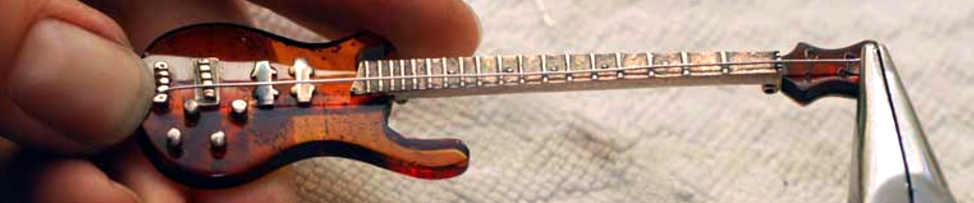 Spannen einer Saite aus Silberdraht auf eine E-Gitarren-Brosche aus Bernstein, Foto: Stefan Płota