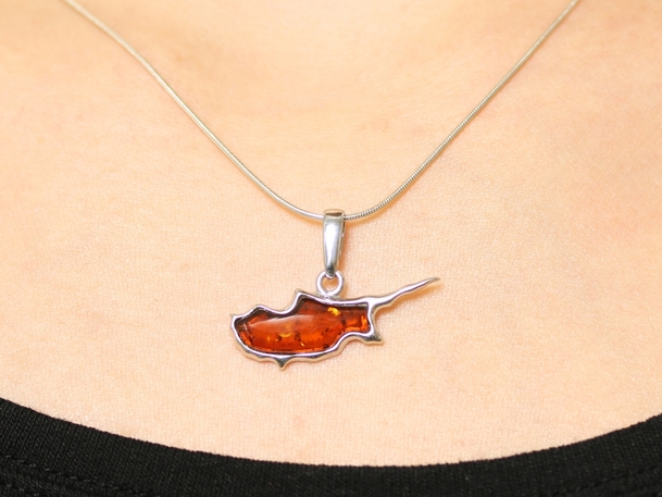 "Meine Insel" - Cyprus necklace, silver with cognac-coloured natural amber. Photo: Nicole Janßen 