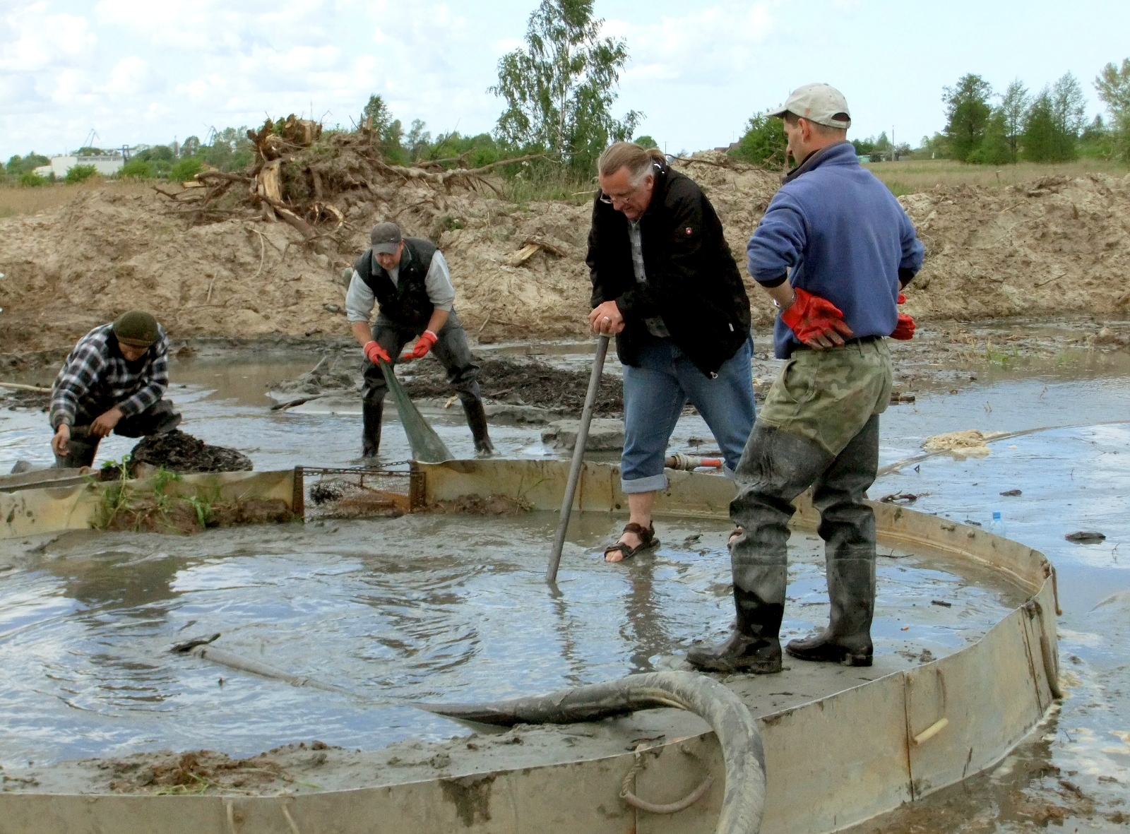 Der Gründer von Nordschmuck, Knut Rudloff, übt sich bei der hydraulischen Bernsteinförderung in Polen im Weichseldelta bei Wiślinka, Foto: Peter Sorge
