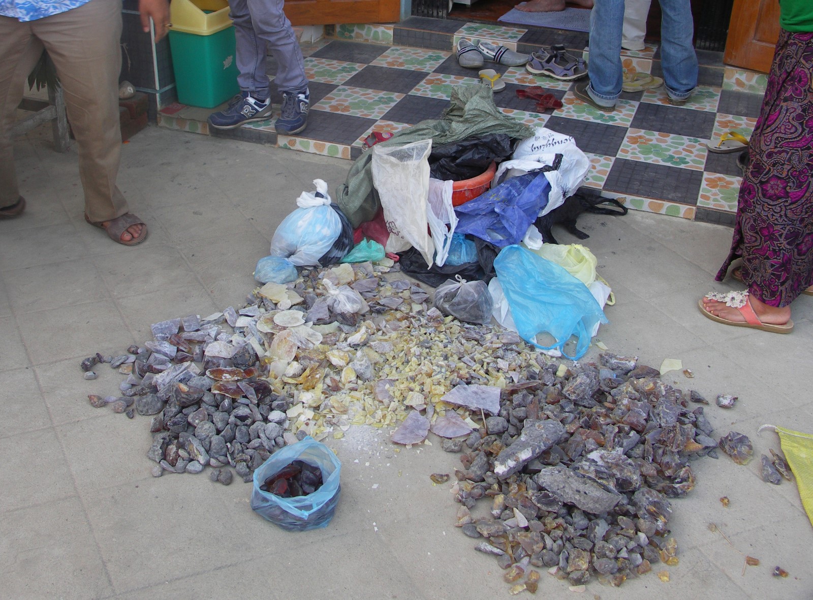 Rohbernstein-Angebot auf einem Basar in Myanmar (2014), Foto: Carsten Gröhn/ambertop